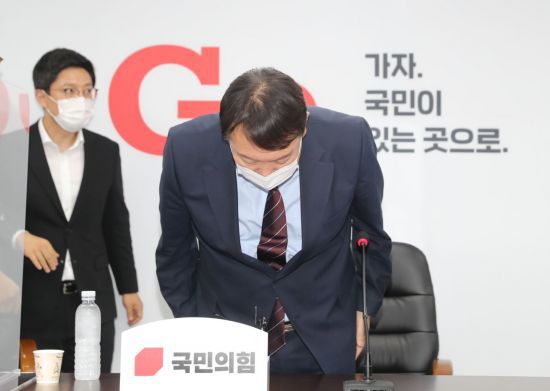 윤석열 대선 예비후보가 30일 오후 서울 여의도 국민의힘 중앙당 당사에서 입당 기자회견을 마친 뒤 인사하고 있다. [이미지출처=연합뉴스]