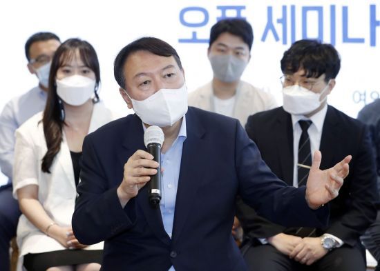 윤석열 대선 예비후보가 1일 오후 서울 여의도 하우스카페에서 열린 청년 싱크탱크 ‘상상23 오픈 세미나’에서 발언하고 있다. [이미지출처=연합뉴스]