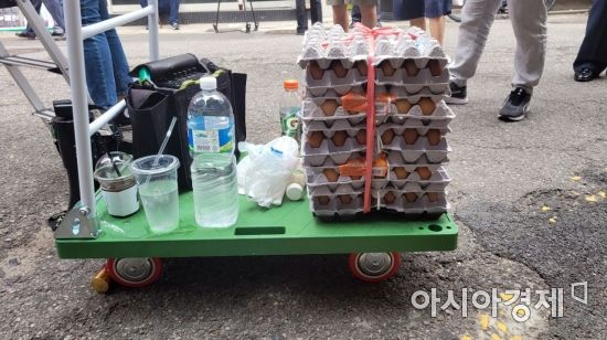 자신은 달결을 팔러 온 사람에 불과하다며 한 보수 유튜버가 보인 계란 묶음. 사진=한승곤 기자 hsg@asiae.co.kr