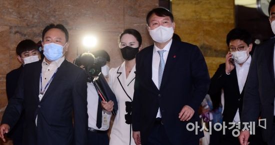 국민의힘에 입당한 윤석열 전 검찰총장이 2일 국회를 방문, 이준석 대표와 사무처 직원들과 인사를 나눈후 본청을 나서고 있다./윤동주 기자 doso7@