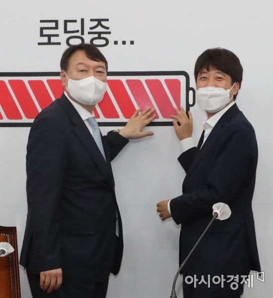 윤석열 국민의힘 대표가 2일 국회를 방문, 이준석 대표를 예방해 대선주자들 입당을 의미하는 퍼포먼스를 하고 있다./윤동주 기자 doso7@