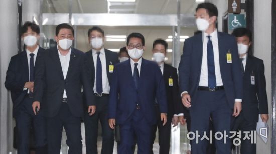 박지원 국가정보원장이 3일 국회에서 열린 정보위원회 전체회의에 출석하고 있다./윤동주 기자 doso7@