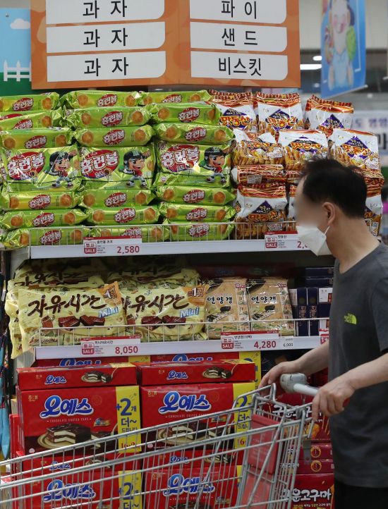 서울의 한 대형마트 과자 판매대. [이미지출처=연합뉴스]