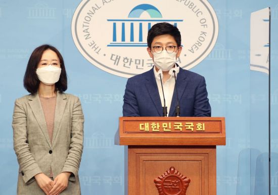 대선 주자인 윤석열 전 검찰총장 선거캠프의 김병민 신임 대변인이 25일 국회 소통관에서 캠프 인선 명단을 발표하고 있다. [이미지출처=연합뉴스]