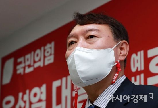 윤석열 국민의힘 대선 예비후보가 3일 서울 은평구 은평갑 당원협의회를 방문, 인사말을 하고 있다./국회사진기자단