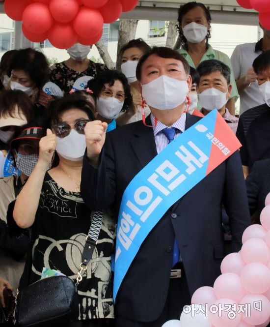 윤석열 국민의힘 대선 예비후보가 3일 서울 은평구 응암역 앞에서 당원 가입을 독려하는 홍보 활동을 허고 있다./국회사진기자단