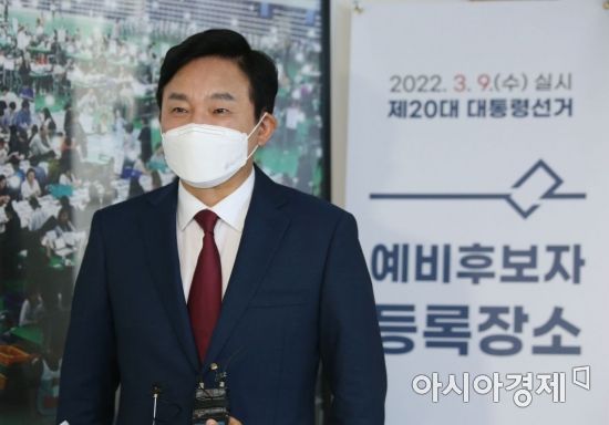 국민의힘 대권 주자인 원희룡 전 제주지사가 5일 경기도 과천시 중앙선거관리위원회에서 제20대 대통령선거 예비후보 등록을 마친 뒤 소감을 밝히고 있다./국회사진기자단