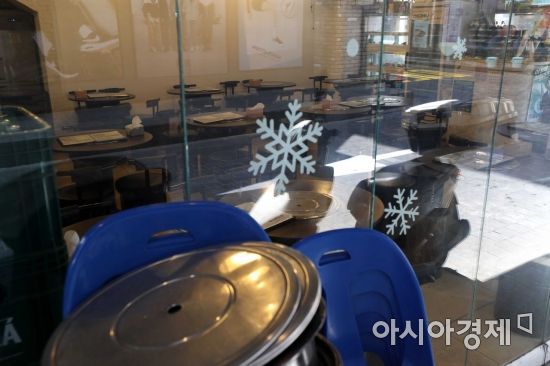 식당 내부가 썰렁한 분위기다. /문호남 기자 munonam@