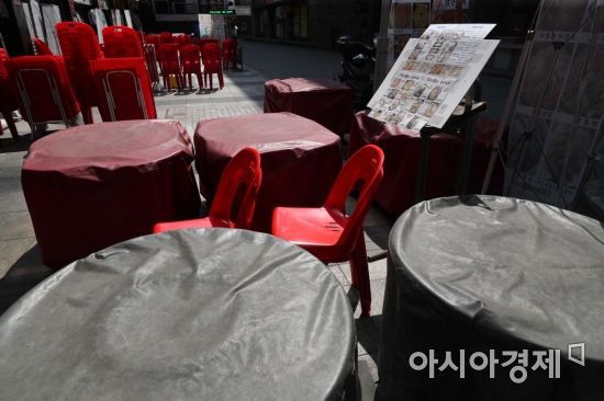 점심시간을 앞둔 명동 거리가 썰렁하다. /문호남 기자 munonam@