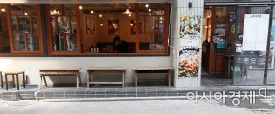 명동 한 식당 대기자 명단(오른쪽)이 텅 비어 있다. 식당 관계자가 점심시간을 앞두고 테이블을 닦고 있다. /문호남 기자 munonam@