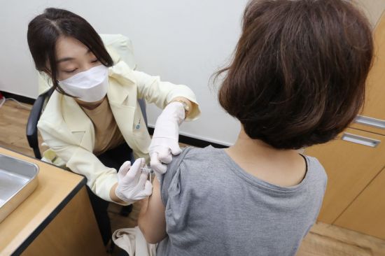 지난 5일 서울시 동작구 보건소에서 백신 미접종 60∼74세 어르신들이 백신 접종을 받고 있다. [이미지출처=연합뉴스]