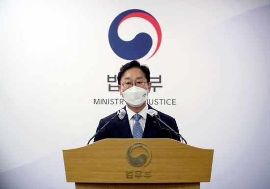 박범계 법무부 장관이 9일 오후 경기 과천시 정부과천청사 법무부 브리핑룸에서 이재용 삼성전자 부회장의 가석방 여부가 결정된 법무부 가석방심사위원회(심사위) 결과를 발표하고 있다. [이미지출처=연합뉴스]