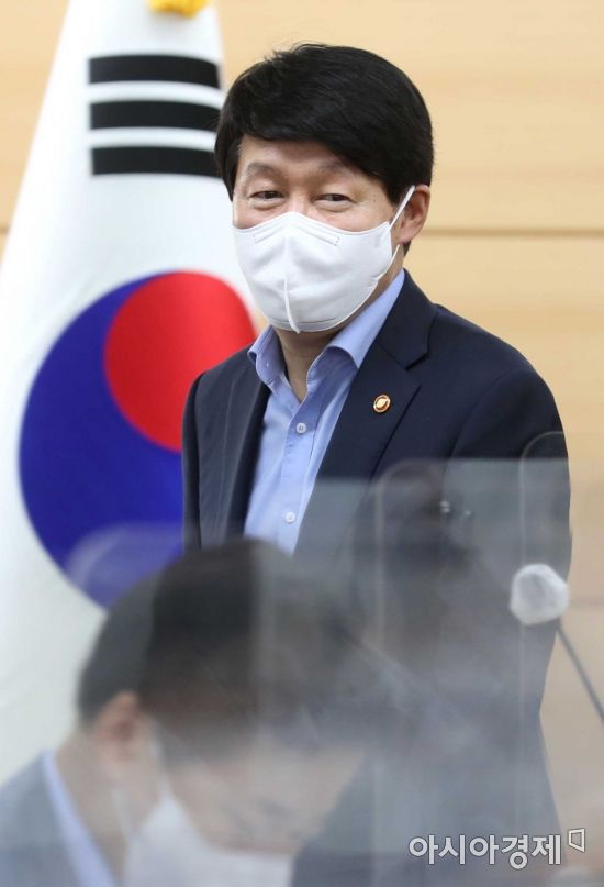 안경덕 고용노동부 장관이 11일 서울 종로구 경제사회노동위원회에서 열린 ‘제15차 고용위기 대응반 회의’에 참석하고 있다. /문호남 기자 munonam@