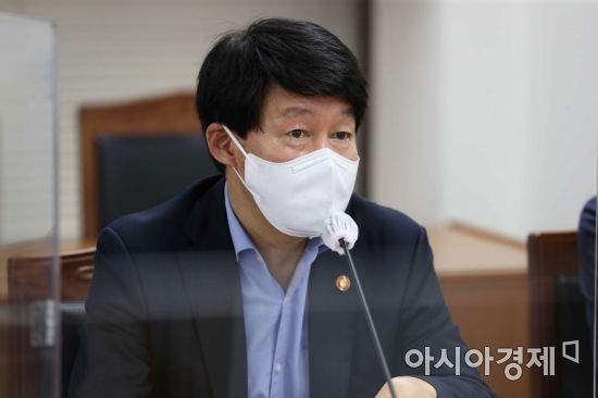 안경덕 고용노동부 장관이 11일 서울 종로구 경제사회노동위원회에서 열린 ‘제15차 고용위기 대응반 회의’에서 발언하고 있다. /문호남 기자 munonam@