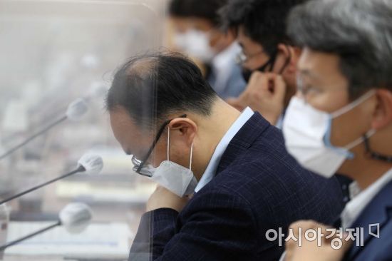 11일 서울 종로구 경제사회노동위원회에서 안경덕 고용노동부 장관 주재로 열린 ‘제15차 고용위기 대응반 회의’에서 참석자들이 굳은 표정을 짓고 있다. /문호남 기자 munonam@