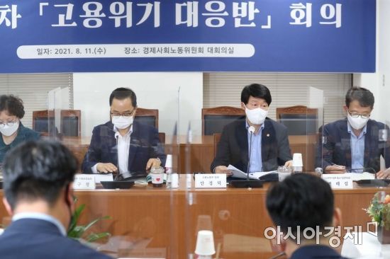 안경덕 고용노동부 장관이 11일 서울 종로구 경제사회노동위원회에서 열린 ‘제15차 고용위기 대응반 회의’에서 발언하고 있다. /문호남 기자 munonam@