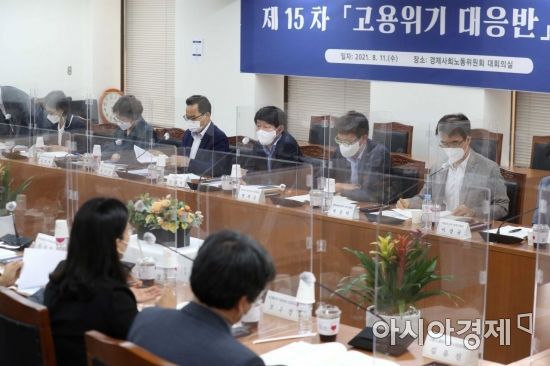 안경덕 고용노동부 장관이 11일 서울 종로구 경제사회노동위원회에서 열린 ‘제15차 고용위기 대응반 회의’에서 발언하고 있다. /문호남 기자 munonam@