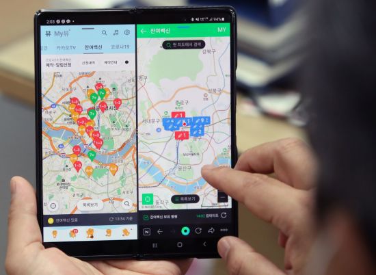 13일 휴대전화 카카오톡(왼쪽), 네이버 앱에 서울 지역 아스트라제네카(AZ) 잔여 백신이 표시되고 있다. [이미지출처=연합뉴스]