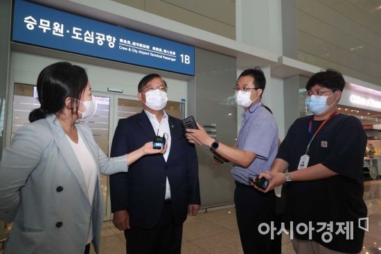 강도태 보건복지부 2차관이 미국 제약사 모더나 백신 공급 차질 사태 해결을 위해 13일 인천국제공항 2터미널을 통해 출국하고 있다. 강 2차관을 대표로 하는 정부 대표단은 미국 현지시간으로 13일 오후 모더나사 백신 판매 책임자와 원활한 백신 공급책을 논의할 예정이다. /문호남 기자 munonam@