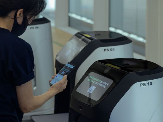 건축 중인 네이버 제2사옥에서 테스트 중인 자율주행배달 로봇