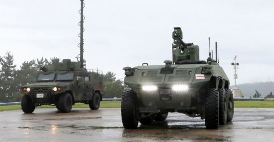 국방과학연구소 50주년을 맞아 3일 충남 태안군 국방과학연구소(ADD) 안흥종합시험장에서 열린 국방과학 합동 시연회에서 무인수색차량이 작전 수행 시연을 펼치고 있다.

무인수색차량은 기갑·기계화 부대 선단에서 위험지역 수색·정찰을 위하여 원격·자율주행, 주야간 감시, 피아식별 및 원격무장, 화학작용제 탐지, 지뢰탐지 임무 등을 수행한다. 2020.8.5/뉴스1