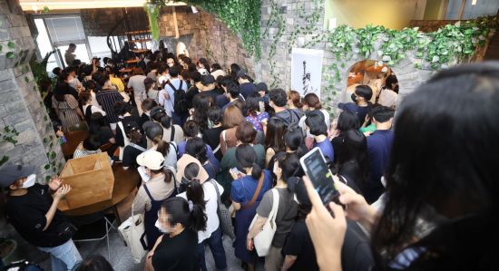 지난 13일 오후 서울 영등포구에 위치한 결제플랫폼 회사 '머지포인트' 본사에 환불을 요구하는 가입자들이 모여 있다. [이미지출처=연합뉴스]