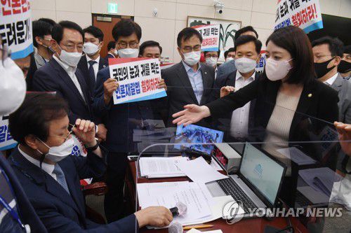 국민의힘 의원들이 지난 19일 국회 문화체육관광위원회 전체회의에서 언론중재법 개정안을 의결하려는 도종환 위원장의 회의 진행을 막고 있다. / 사진=연합뉴스