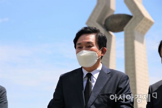 국민의힘 대선주자인 원희룡 전 제주도지사가 26일 광주광역시 북구 국립5.18민주묘지를 참배한 후 고 홍남순 변호사 묘역에서 설명하고 있다.