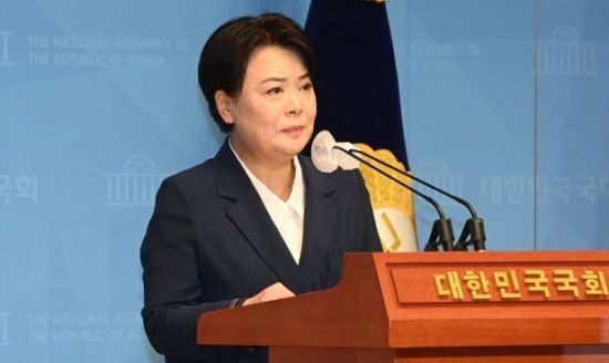 25일 국회 소통관에서 의원직 사퇴 및 대선 불출마 선언 기자회견을 하고 있는 윤희숙 국민의힘 의원./사진=연합뉴스