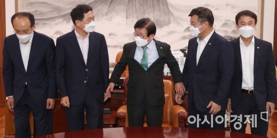 윤호중 더불어민주당 원내대표와 김기현 국민의힘 원내대표가 27일 국회의장실에서 박병석 국회의장 주재로 회동하고 있다./윤동주 기자 doso7@