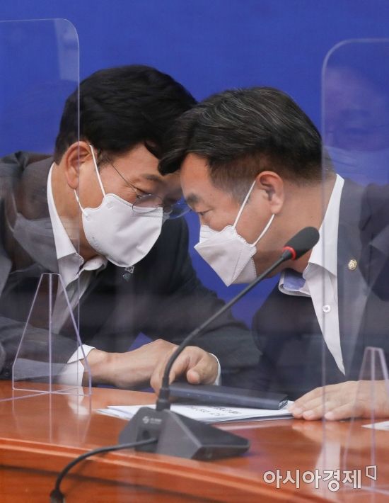 송영길 더불어민주당 대표와 윤호중 원내대표가 27일 국회에서 열린 최고위원회의에 참석, 회의 도중 이야기를 나누고 있다./윤동주 기자 doso7@