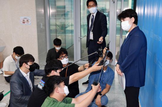 의원직, 대선 예비후보 사퇴를 선언한 국민의힘 윤희숙 의원이 27일 오후 서울 여의도 국회 소통관에서 부친의 땅투기 의혹 관련 기자회견을 한 뒤 취재진 질문에 답하고 있다. 2021.8.27 [이미지출처=연합뉴스]