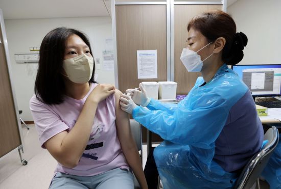 18~49세 연령층에 대한 코로나19 백신 예방접종이 시작된 26일 서울 양천구 홍익병원에서 한 시민이 접종을 하고 있다. [이미지출처=연합뉴스]