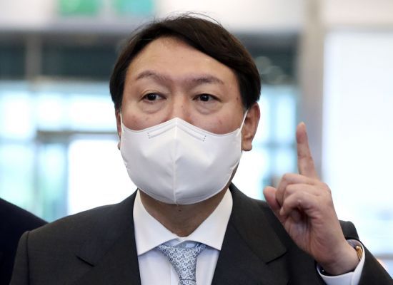 국민의힘 대선 예비후보인 윤석열 전 검찰총장이 지난 27일 오후 서울 영등포구 공군호텔에서 열린 국민과 함께하는 국방포럼 세미나 참석을 마치고 기자들의 질문에 답하고 있다. [이미지출처=연합뉴스]