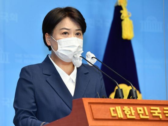 의원직, 대선 예비후보 사퇴를 선언한 윤희숙 국민의힘 의원이 지난 27일 오후 서울 여의도 국회 소통관에서 부친의 부동산 불법거래 의혹과 여기에 자신이 관여한 것 아니냐는 의혹에 대해 반박하고 있다. [이미지출처=연합뉴스]