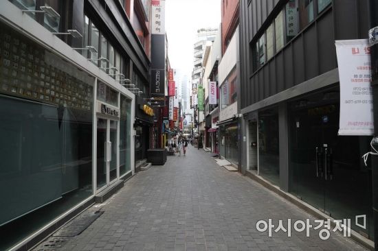 명동 곳곳이 텅 비어 썰렁한 분위기다. /문호남 기자 munonam@