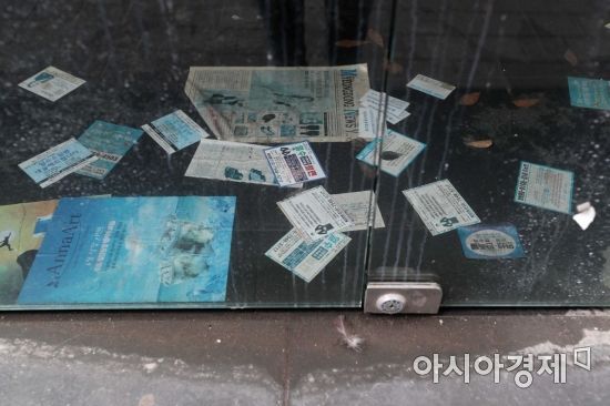명동 한 폐업 상점에 대부업체들의 불법 명함형 전단들이 놓여 있다. /문호남 기자 munonam@