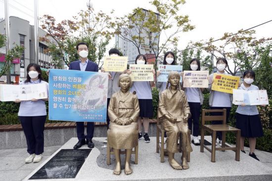 9월 1일 한성대입구역 분수마루에 설치된 한·중 평화의소녀상 앞에서 ‘베를린 평화의소녀상 영구 존치 요청 메시지 전달식’을 진행하고 있는 이승로 성북구청장과 계성고 ‘소녀상 지키미’ 동아리 학생들(왼쪽부터 고서연, 이승로 성북구청장, 임준서, 김태연, 이연수, 노유정, 김은별, 김송아린)