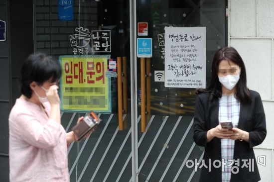 명동 폐업 식당에 임대문의 안내문과 '그동안 애용해 주셔서 감사합니다' 안내문이 부착돼 있다. /문호남 기자 munonam@