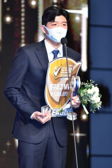 대한항공 정지석이 지난 4월19일 용산 그랜드 서울 하얏트 호텔에서 열린 도드람 2020-2021 V-리그 정규리그 시상식에서 MVP를 수상한 뒤 소감을 말하고 있다. 사진=KOVO·연합뉴스.