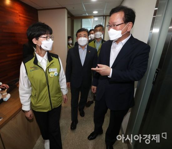 김부겸 국무총리(오른쪽)와 나순자 보건의료노조 위원장이 1일 서울 영등포구 의료기관평가인증원에서 열린 보건복지부-보건의료노조 13차 노정 실무협의장에 참석해 별도로 간담회를 한 뒤 나오고 있다./김현민 기자 kimhyun81@