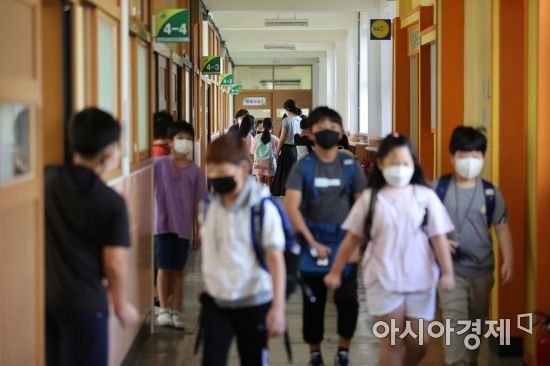 번동초등학교에서 학생들이 등교하고 있다. /문호남 기자 munonam@