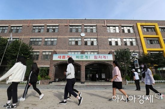 번동초등학교 6학년 학생들이 교실에 가기 전 운동장 걷기 운동을 하고 있다. /문호남 기자 munonam@