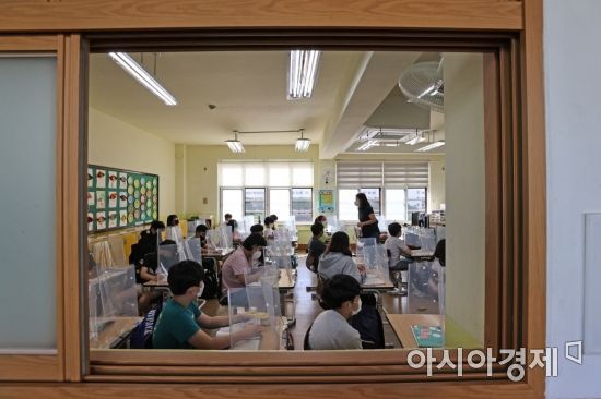 번동초등학교 교실에서 학생들이 수업을 듣고 있다. /문호남 기자 munonam@