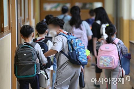 6일 서울 강북구 번동초등학교에서 학생들이 등교하고 있다. 

이날 국내 신종 코로나바이러스 감염증(코로나19) 4차 유행이 이어지는 가운데 전국 학교에서 등교가 확대됐다. 거리두기 4단계인 지역에서는 초등학교 1·2학년은 매일, 3∼6학년은 2분의 1 이하, 중학교는 3분의 2 이하로 등교한다. 고등학교는 밀집도 예외인 고3은 매일 등교하고 고 1·2는 2분의 1 등교하거나 전면 등교도 가능하다.