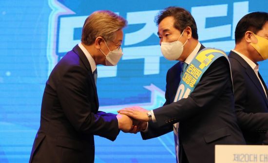 '충북·세종 민주당 순회 경선' 에서 1위를 차지한 민주당 대권주자인 이재명 경기지사(왼쪽)가 5일 오후 충북 청주시 서원구 CJB컨벤션센터에서 이낙연 후보자와 인사하고 있다. / 사진=연합뉴스