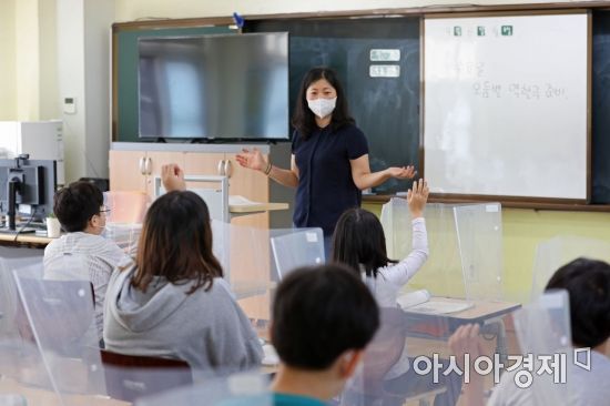 번동초등학교 교실에서 학생들이 수업을 듣고 있다. /문호남 기자 munonam@