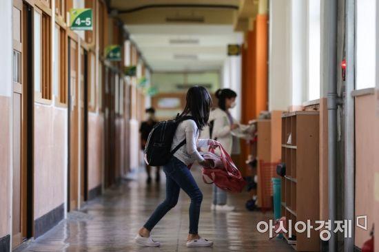 번동초등학교에서 학생들이 등교하고 있다. /문호남 기자 munonam@