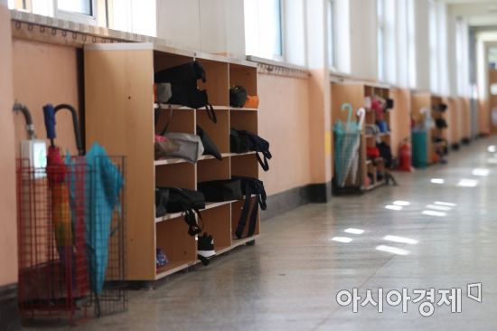 번동초등학교 신발장이 학생들의 실내화 가방으로 채워져 있다. /문호남 기자 munonam@