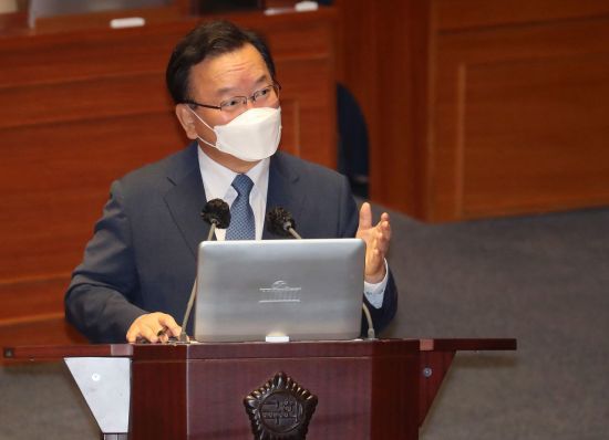 김부겸 국무총리가 13일 오후 국회 본회의에서 열린 정치 분야 대정부 질문에 출석, 권성동 국민의힘 의원의 질의에 답변하고 있다. [이미지출처=연합뉴스]